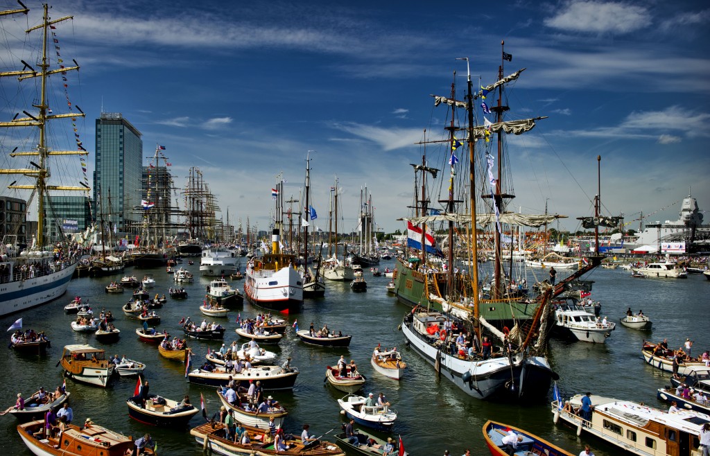 Drukte met bezoekers in Amsterdam vrijdag op Sail 2010. Het nautisch evenement vindt nog tot en met maandag plaats op en rond het Amsterdamse IJ.